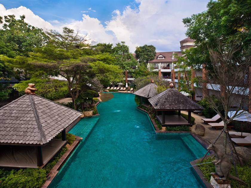 4. Woodlands Resort Pattaya Tropical Swimming Pool